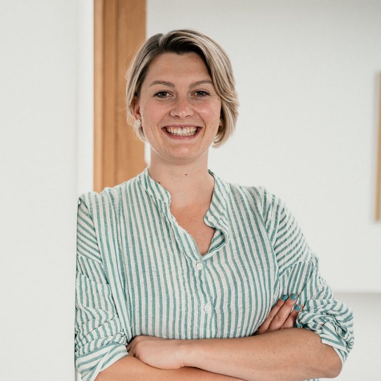 Kundin berichtet über Zusammenarbeit mit virtueller Assistentin Jessica Jentzsch